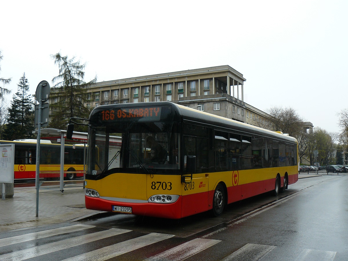 8703
Widok liniowych 15-metrowców przeszedł niestety do historii. Wielu kierowców sobie je chwaliło, lecz były często katorgą do jazdy po ciaśniejszych ulicach Warszawy.
Słowa kluczowe: SU15 8703 166 placHallera