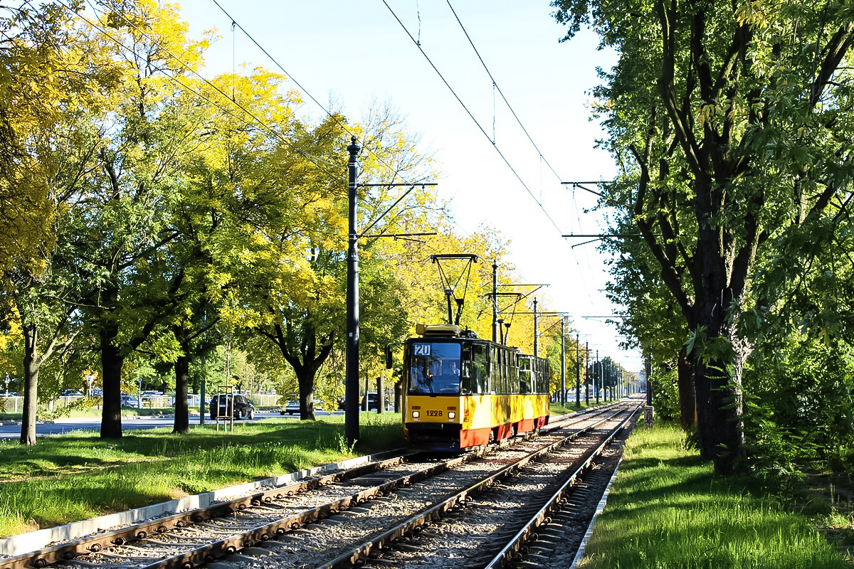 1228+1227
Zajezdnia postanowiła rozruszać swojego trzaskacza wysyłając go na 015/20 
Słowa kluczowe: 1228 20 trzaskacz