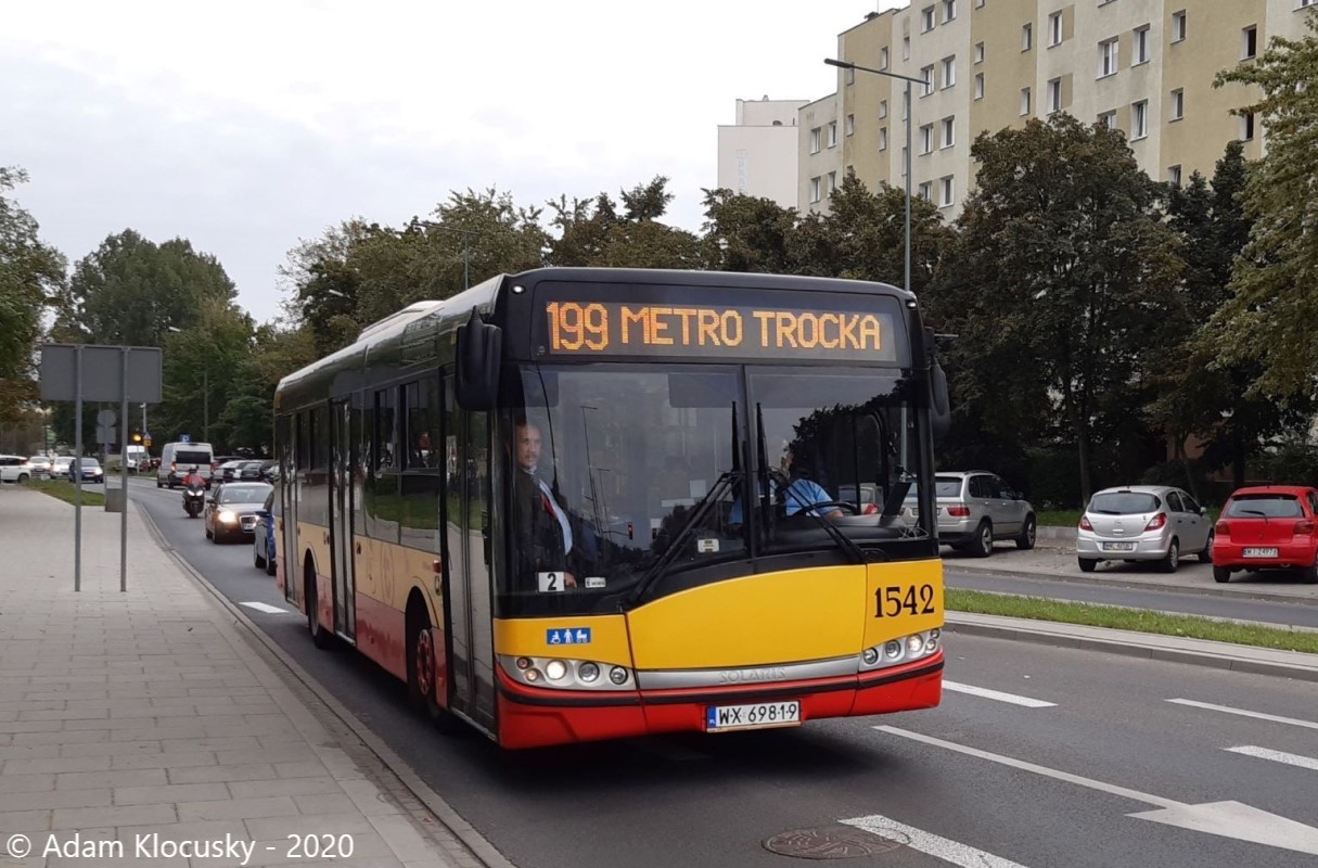 1542
Stalowy SU12, pochodzący z Ostrobramskiej, wraz z kierowcą i instruktorem zmierza w kierunku Metra Trocka.

Ciekawostką jest fakt, że autobus znajduje się w dawnej lokalizacji przystanku PRATULIŃSKA 55, istniejącego do czasu otwarcia metra.
Słowa kluczowe: SU12 1542 199 Trocka