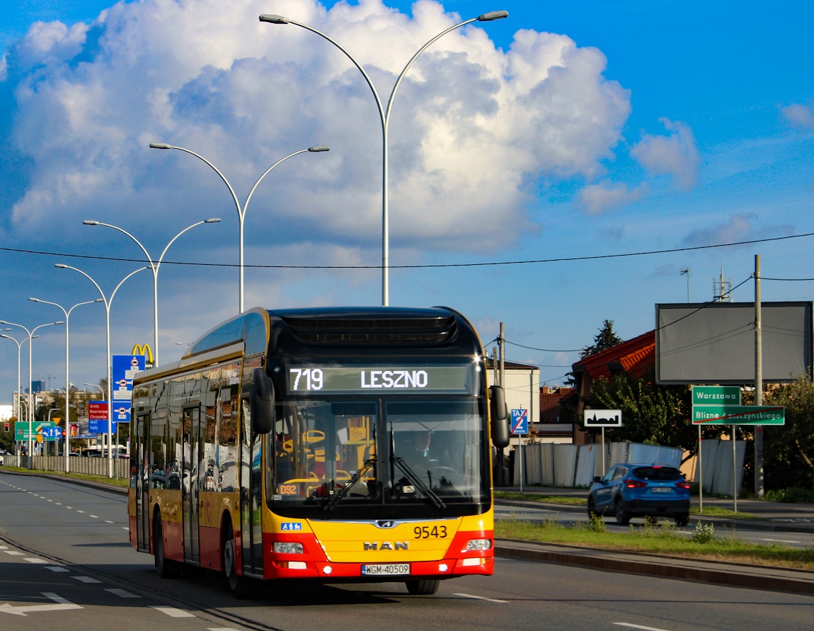 9543
Krótka, Mobilisowa wtyczka, mknie w kierunku Leszna. 
Słowa kluczowe: LionsCityHybrid 9543 719 Warszawska