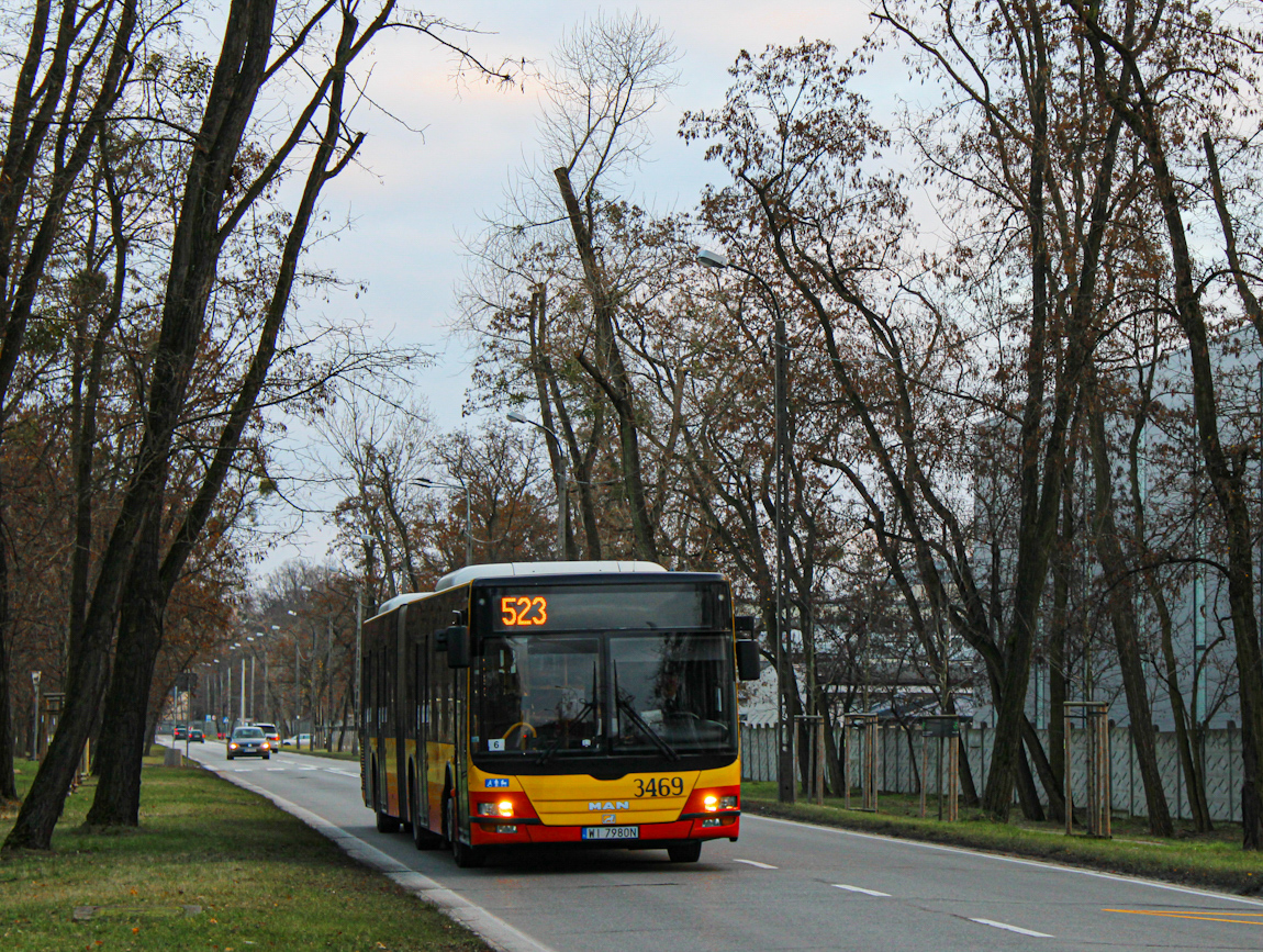 3469
W dniach 25- 27 grudnia na linii 523 brygady z Ostrobramskiej przejęła zajezdnia Stalowa. Zaowocowało to pojawieniem się tu między innymi tych o to przegubowych MANów. Niestety, sterowniki przynajmniej w 34xx pokazują sam nr linii.  
Słowa kluczowe: LionsCityG 3469 523 Radiowa