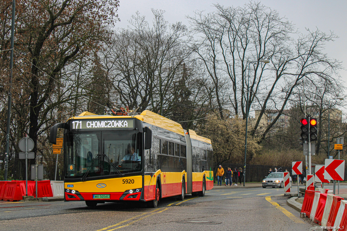 5920
W minionym tygodniu w związku z działającymi ładowarkami na Chomiczówce elektryki wyjechały na część brygad całodziennych linii 171 . Docelowo po zamianie przystanków końcowych trafią na 180. Można by rzec wreszcie.
Słowa kluczowe: SU18IVE 5920 171 Górczewska