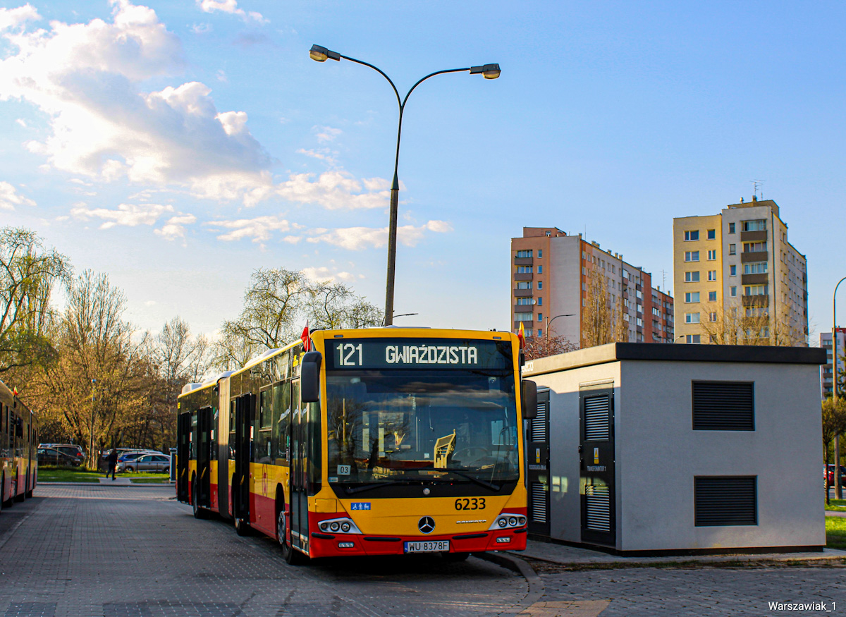 6233
Czasami zabraknie wozów 12 metrowych i wtedy przegub wchodzi do gry .  Po prawej stronie widzimy (rozdzielnię?) która została postawiona wraz z ładowarkami .
Słowa kluczowe: ConectoG 6233 121 Chomiczówka