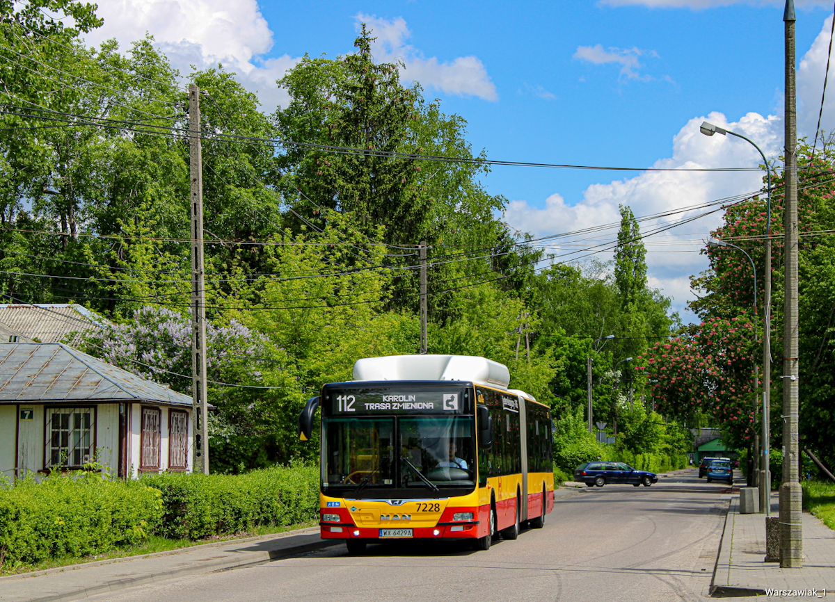 7228
Objazd skrzyżowania Górczewska/Powstańców Śląskich dla linii 112 i 190 przebiega przez ulicę Konarskiego . Dość klimatyczne miejsce na zdjęcia. 
Słowa kluczowe: LionsCityGCng 7228 112 Konarskiego