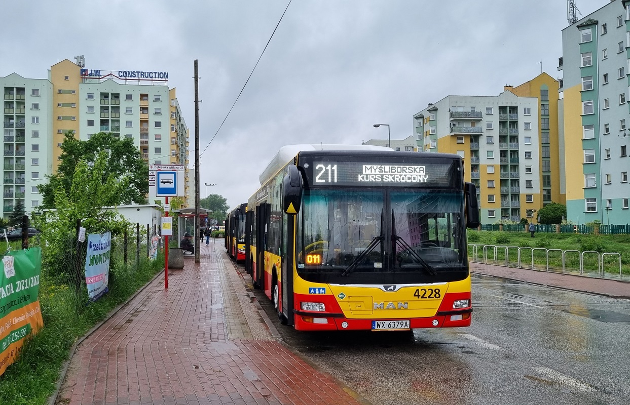 4228
Linia, na której zawsze dominują ajenci doczekała się występu MZA dzięki uziemieniu Otokarów :P Czy kiedykolwiek na 211 jeździło coś innego niż ajenci?
Słowa kluczowe: LionsCityCNG 4228 211 DąbrówkaWiślana Aluzyjna