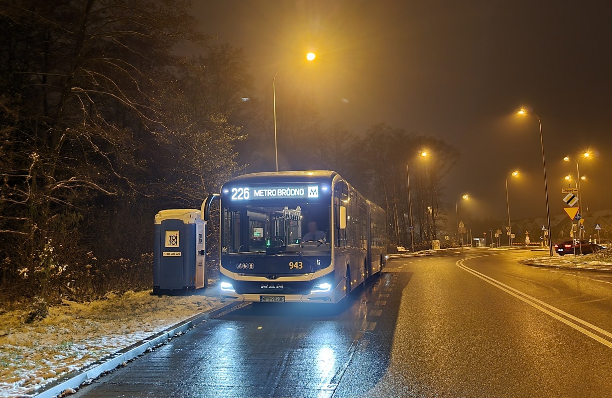 943
To był ostatni dzień testowego MANa. Rano jeździł na 180, a potem wyjechał tu, pozdrowienia dla kierowcy!
Słowa kluczowe: MANLionsCityG18E 943 226 KątyGrodziskie ZdziarskaKanał