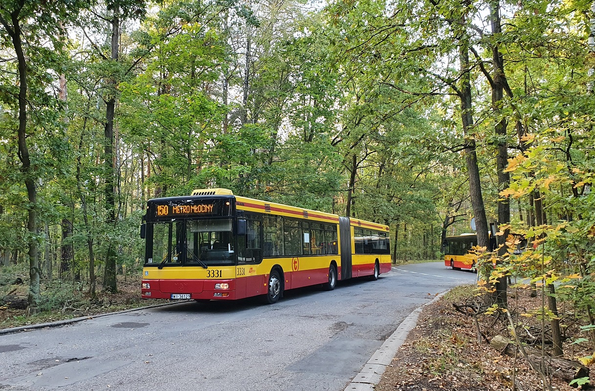 3331
Klimatyczny Dziekanów Leśny i jeden z lepszych starych MANów. Przeguby powinny tu jeździć na stałe.
Słowa kluczowe: NG313 150 3331 DziekanówLeśny