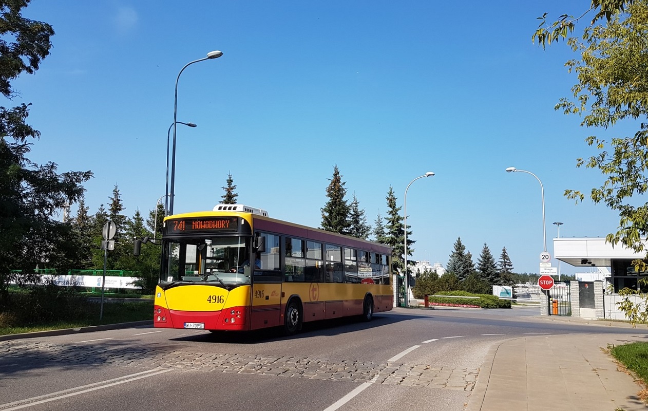 4916
Wyjazd z pętli przy ''Czajce''. Jak dobrze pamiętam to był ostatni tydzień podjazdów 741 pod Oczyszczalnię Ścieków. Od września pałeczkę przejęła linia 900.
Słowa kluczowe: M121 741 4916 Przylesie