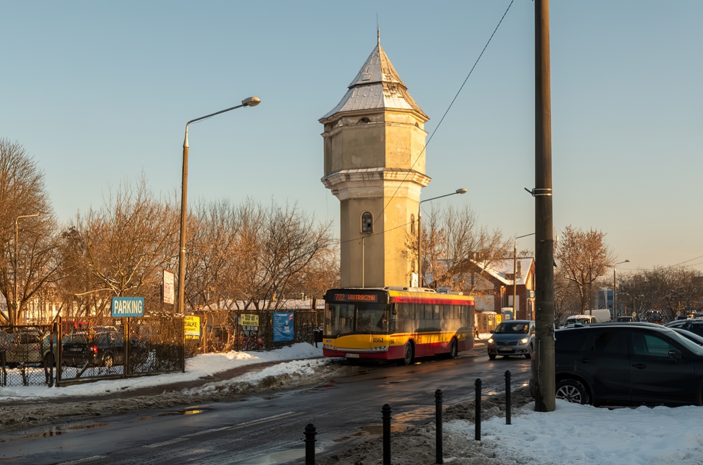 1861
Solaris oczekuje na swoją godzinę odjazdu z przystanku początkowego Orla w Otwocku.
Słowa kluczowe: SU12 1861 722 Otwock Orla