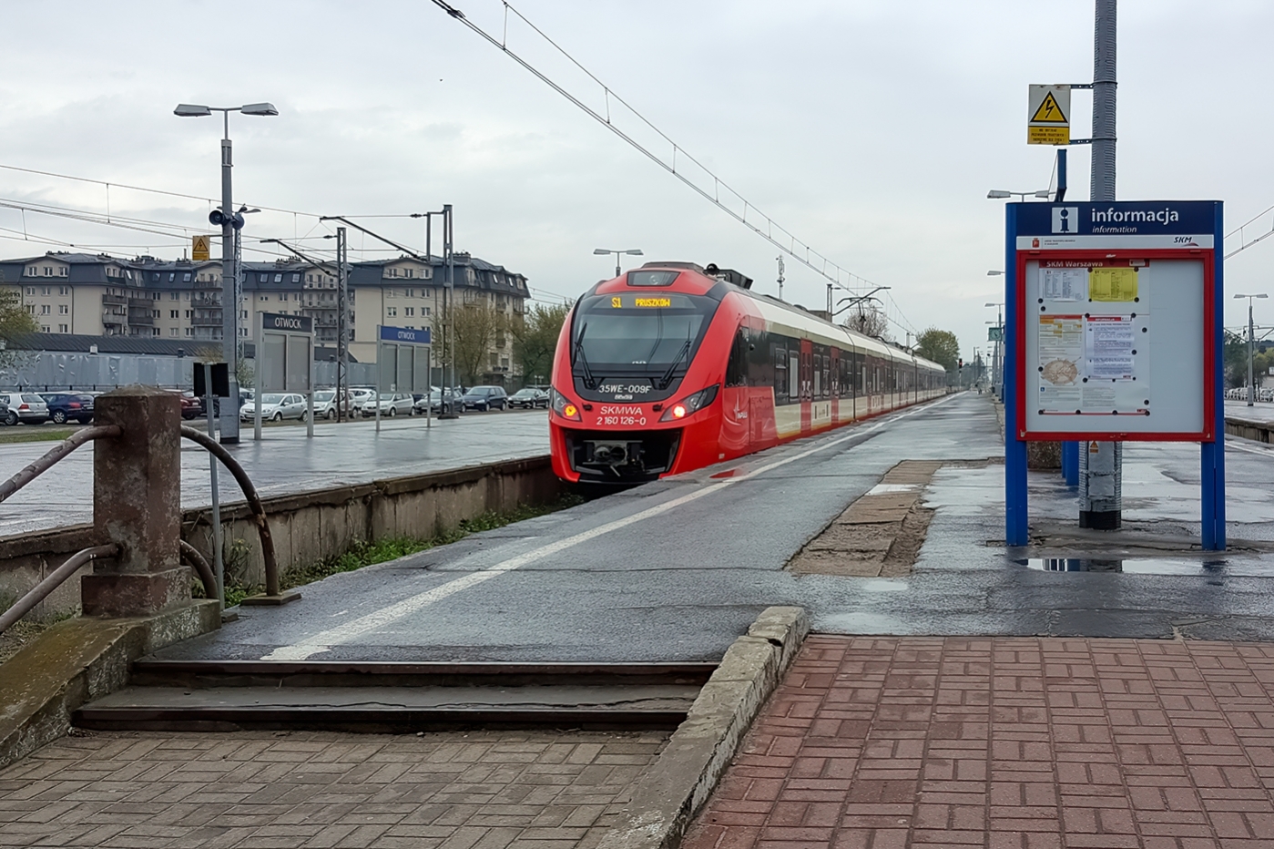 35WE-009
IMPULS oczekuje na swój odjazd w peronach otwockiej stacji.
Słowa kluczowe: 35WE 35WE-009 S1 Otwock