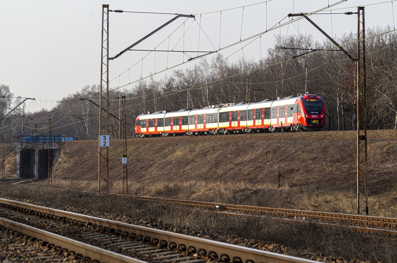 35WE-009
Pociąg SKM Otwock-Pruszków(SKW99345)przejeżdża nad linią 506 Warszawa Antoninów-Warszawa Wawer.Zdjęcie nie do powtórzenia.Po modernizacji linia 506 i 7 nie przecinają się.
Słowa kluczowe: SKM 35WE