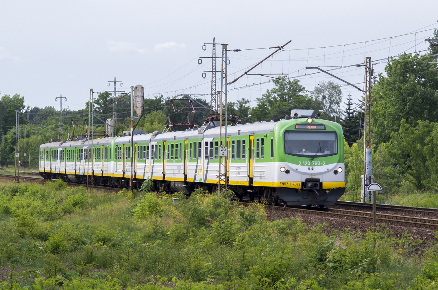 EN57-1173
EN57 1173 opuścił stację Świder i za chwile zamelduje się w Otwocku.
Słowa kluczowe: EN57 EN57-1175 R7 Świder