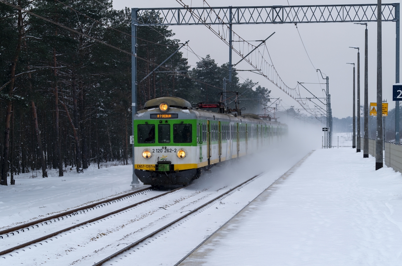 EN57-1397
Pociąg KM 12719 relacji Warszawa Zachodnia-Dęblin zatrzymuje się na przystanku Śródborów.
