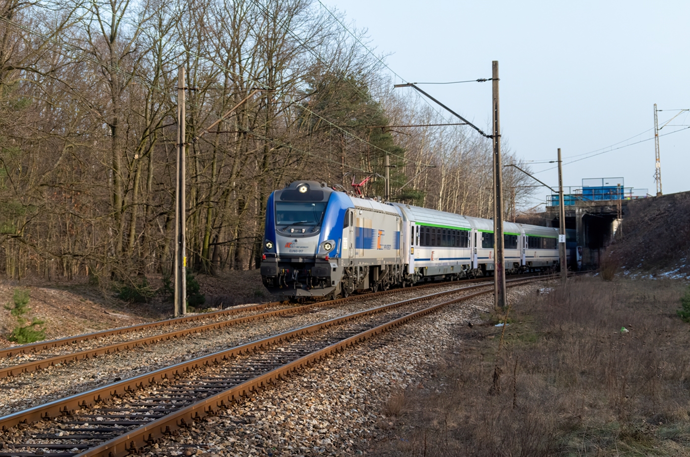 EU160-017
Lubuszanin jedzie linią nr 506 w kierunku Warszawy Wschodniej.U góry linia 7 Warszawa Wschodnia-Dorohusk.
