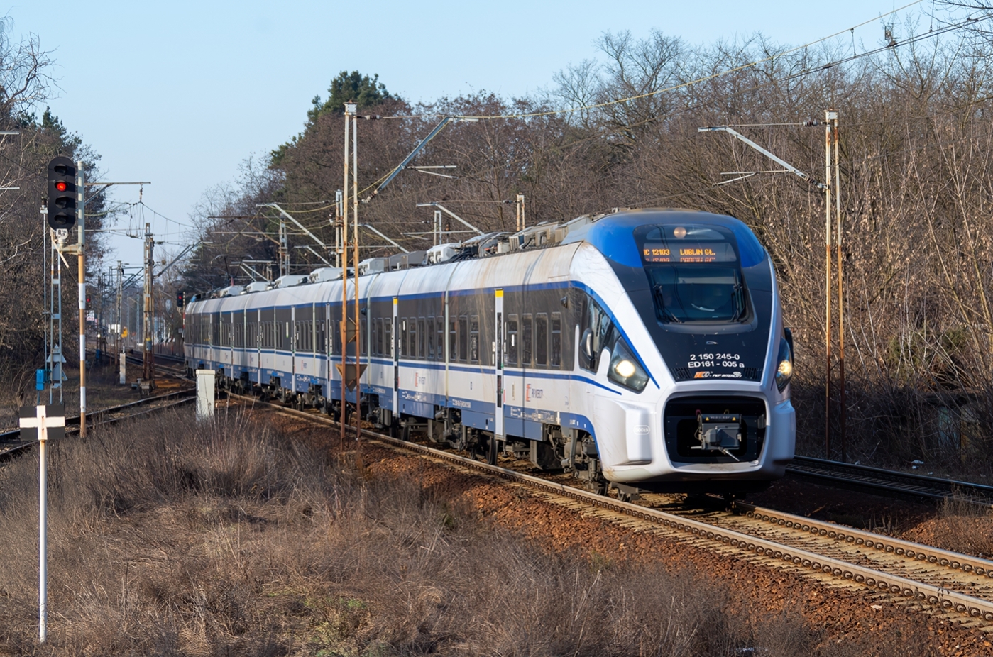 ED161-005
"CZARTORYSKI" jedzie w kierunku Otwocka mijając na biegu stację Warszawa Falenica.
