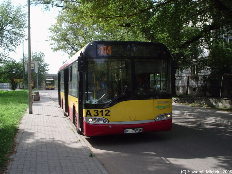 A312
U10 udaje to coś z tyłu. A 104 jeździło tu z powodu remontu pętli Żerań FSO. Co ciekawe, mimo to linia miała łączoną brygadę nocną (ze Stalowej). Jednak wieczorny wyjazd i poranny zjazd z linii N14 był tylko do przystanku Pożarowa
Słowa kluczowe: SU10 A312 104 PKPPraga 2008