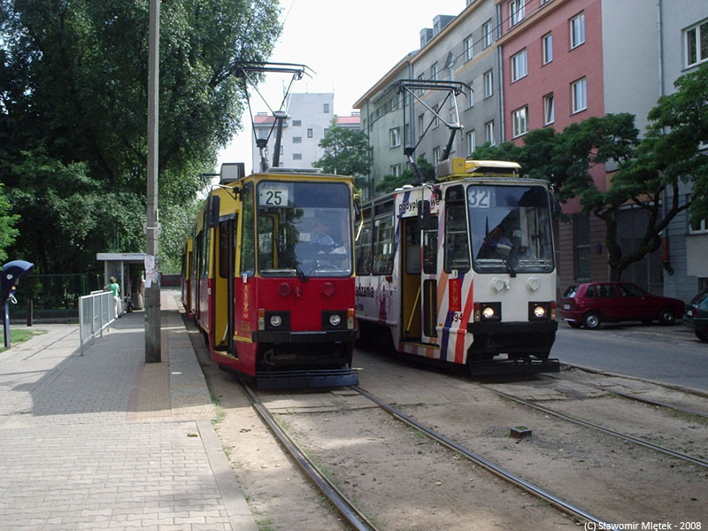 1338+1337 1394+1393
Praga i Mokotów.... Z powodu prac torowych na ul. Jagiellońskiej i odcięciu dojazdu na Bródno od strony Pragi (w tym czasie był także zamknięty "stary tunel" na rondzie Żaba), 32 miało do towarzystwa 25 i dzięki temu tor rezerwowy się przydawał. Jedynie motorniczowie musieli przed wjazdem zmieniać ręcznie zwrotnicę.
Słowa kluczowe: 105Na 1338+1337 105Ne 1394+1393 25 32 Czynszowa 2008