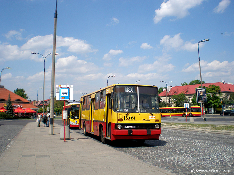 1209
Dzisiejsza seria zdjęć będzie wyłącznie dla osób o mocnych nerwach. 

Ikarus 260 udaje Scanię z PKS.
Słowa kluczowe: IK260 1209 180 Wilanów