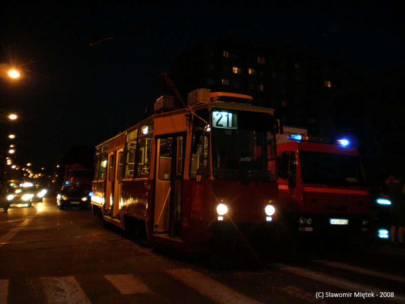 1408
Tramwaj po przywaleniu w autobus wykoleił się i stanął na jezdni ulicy Targowej przy 11 listopada. Powód? Motorniczy nie zauważył iż zwrotnica się nie przestawiła na wprost (była ustawiona w prawo) i impetem skręciła w 11.11 gdzie kierowca autobusu miał małą niespodziankę...
Słowa kluczowe: 105Ne 1408 21 Targowa 2008