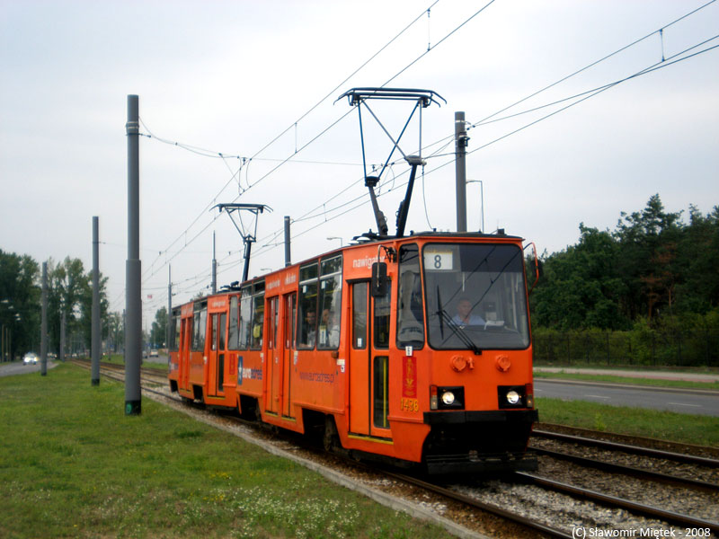 1436+1435
Linia 8 nawet zawitała na Targówek :) A to z powodu zerwania sieci na ulicy Jagiellońskiej (do Żerania FSO). Oprócz niej zawitały też linie 16 i 18. Tak więc linie te zamiast na Żerań FSO jeździły na Żerań ale Wschodni ;) Takie atrakcje tylko w godzinach 12-15 dnia 27.08.2008.
Słowa kluczowe: 105Nf 1436+1435 8 Odrowąża 2008 R2