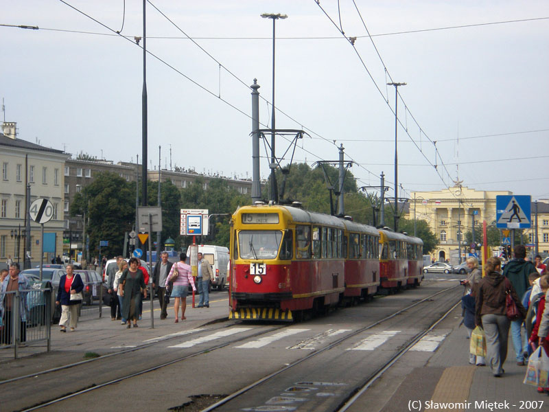 692+691
Jescze poprzednie wcielenie "15" na trasie HUTA (ob. Metro Młociny) - OKĘCIE (ob. P+R Al. Krakowska)
Słowa kluczowe: 13N 692+691 15 PlacBankowy 2007 R4