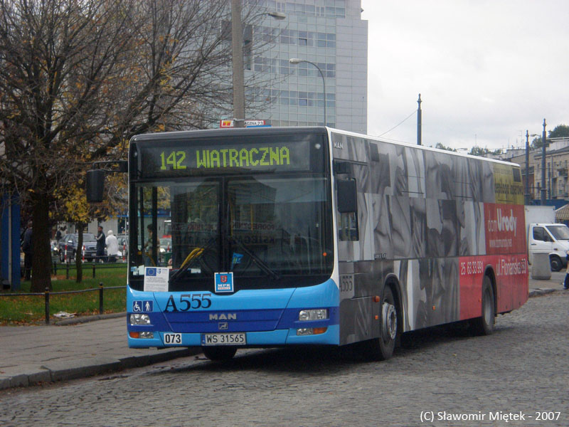 A555
Siedlecki MAN objawiał się także na 142. Ale nr taborowy już od nowa klejony.
Słowa kluczowe: NL223 A555 142 Wiatraczna 2007