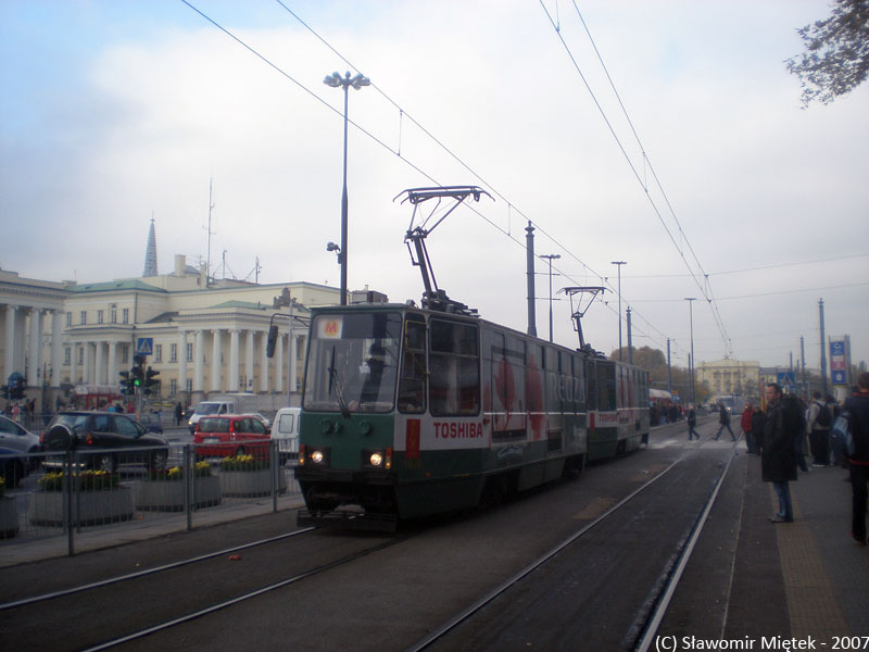 1030+1083
Alarm bombowy na stacji Centrum spowodował, iż linia 46 przez parę godzin jeździła jako METRO.
Słowa kluczowe: 105Na 1030+1083 Metro PlacBankowy 2007 R1