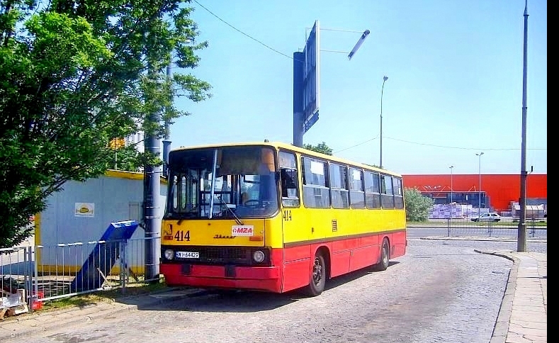 414
'Nocujący' w międzyszczycie dodatek linii 721. Dziś praktyki postojów międzyszczytowych na pętlach już się nie stosuje..
Słowa kluczowe: IK260 414 721 Okęcie 2007