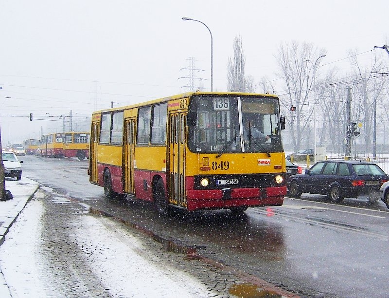 849
Na zdjęciu widac że pomimo łamania się przy środkowych drzwiach, jeszcze jeździł. Złamał sie na linii nocnej, ponoć trzymał się na wetkniętym w 'trumnę' nad drzwiami bilecie..
Słowa kluczowe: IK260 849 136 Wołoska 2007