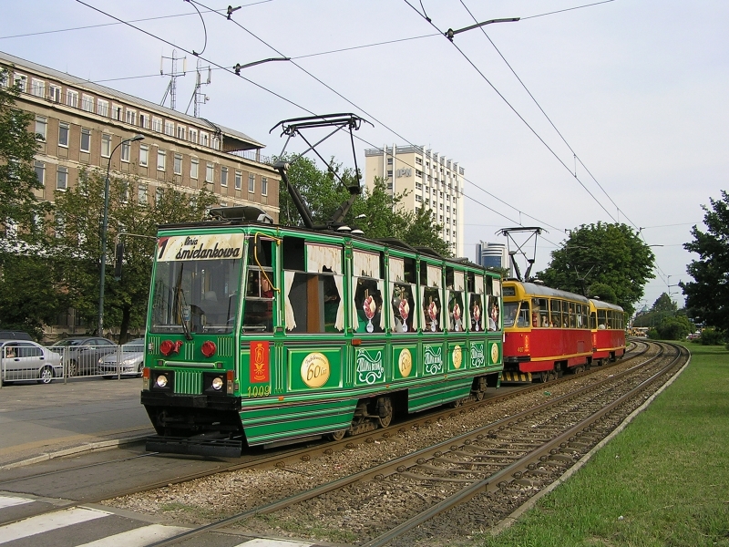 1009
W tak gorący dzień najwłaściwsza będzie czteroczęściowa seria "lodowych" tramwajów, przy pomocy których firma "Zielona Budka" święciła swój sześćdziesiąty jubileusz. Przejazd takim tramwajem był darmowy, a pasażerowie oprócz powitalnej gałki lodów w wafelku mieli szansę wziąć udział w konkursie i wygrać zamrażarkę pełną lodów, a także posłuchać muzyki. Pojedyncze wagony kursowały na czterech liniach: 1, 15, 33 i 36 (wszystkie na trasach skróconych). Tu linia 1 (śmietankowa) na trasie Annopol - pl. Narutowicza.
BTW. Tą solówkową czteroczęściową serią witam wszystkich.
Słowa kluczowe: 105Na 1009 1 Towarowa 2007 R1