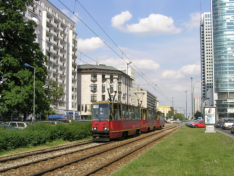 1122+1123+1138
Na deser dzisiejszej porcji archiwalnych fotek serwuję potrójniaka w scenerii betonowej przyprawionej porcją zieleni i z tłem, hm, nieco zdezaktualizowanym ;) 
Skoro trójskłady kursują obecnie tylko na linii 31 - to w takim razie podzielimy numer linii przez liczbę wagonów i wyjdzie nam (w przybliżeniu) ototo właśnie.... :D
Słowa kluczowe: 105Na 1122+1123+1138 10 Prosta 2008 R3 3x105Na