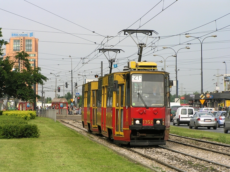 1352+1351
Linia 21bis, 21A, 21f lub po prostu skrócony wariant poranno-szczytowy linii 21 (niepotrzebne skreślić) podąża śmiało ku pętli Ratuszowa-Zoo.
Słowa kluczowe: 105Na 1352+1351 21 AlejeJerozolimskie 2009 R3