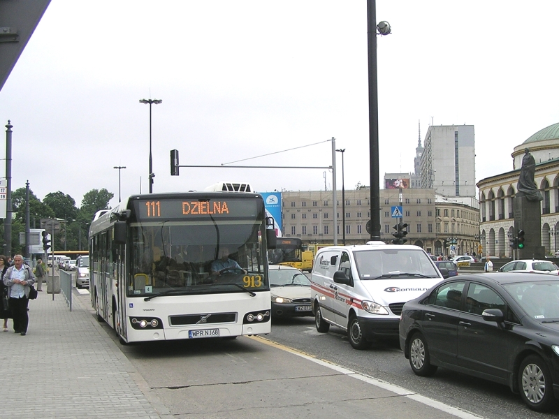 913
Drugie zdjęcie testowego Volvo tym razem podążającego w kierunku tymczasowego krańca DZIELNA (pętlę Esperanto ze skromnej "łezki" przebudowywano właśnie na pętlę wielostanowiskową pełną gębą...).
Słowa kluczowe: Volvo7700 913 111 Krucza 2009