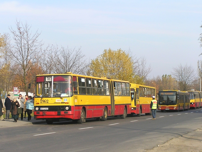 2962
Cmentarna Parada Nieistniejących Ikarusów - odcinek 3: Ikarus, Jelcz, Man, a w tle suche drzewo.
Słowa kluczowe: IK280 2962 181 CmentarzPółnocny WS2008