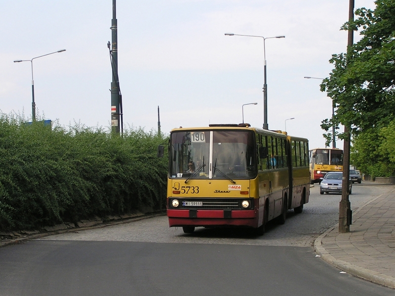 5733
Jakiś czas temu OmniBuserów niektórych naszło na wspomnienia z remontu torowiska na Trasie W-Z w 2009 r. Takoż i ja wtrącę swoje trzy ikarusowe grosze...
Tu rzeczony pojazd zalicza właśnie Nowy Zjazd teoretycznie pod prąd, za chwilę wykona oberka pod wiaduktem i podąży na Jelonki...
Słowa kluczowe: IK280 5733 190 NowyZjazd 2009