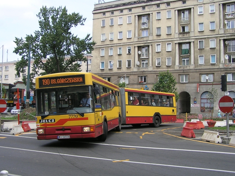 7770
Jelczyna Odkurzaczyna łamie się na prowizorycznym przejeździe przez tory tramwajowe w al. Jana Pawła II. W tych dniach przebudowywano skrzyżowanie tejże alei z al. Solidarności - stąd i taka forma objazdu.

Dynamikę standardowych skrętów widać po śladach na asfalcie...
Słowa kluczowe: M181M 7770 190 AlejaSolidarności 2009