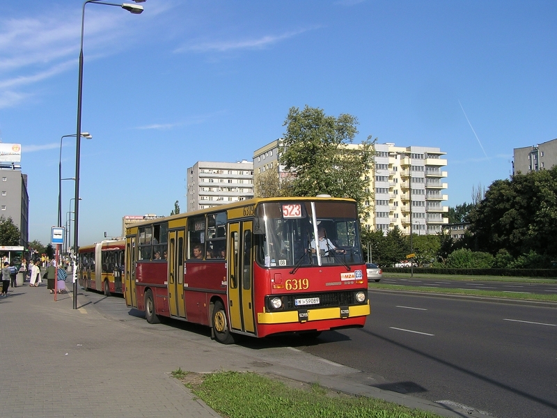 6319
Fotka z okresu, kiedy spotkanie zarówno krótkiego, jak i długiego Ikarusa na tej linii nie było doprawdy niczym nadzwyczajnym...
Słowa kluczowe: IK260 6319 523 Górczewska 2009