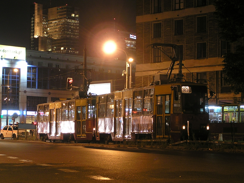 1218+1219
Nocne ujęcie specjalnej linii tramwajowej o nieco egzotycznym dla Warszawy oznaczeniu, czyli 925. Uruchomiona została jako rozwozowa (razem z liniami: 907, 908, 909 i 928) w związku z imprezą "Red Bull X-Fighters Super Session Warsaw" odbywającą się na (jeszcze wtedy) Stadionie X-Lecia.
Słowa kluczowe: 105Na 1218+1219 925 AlejeJerozolimskie 2008 R3