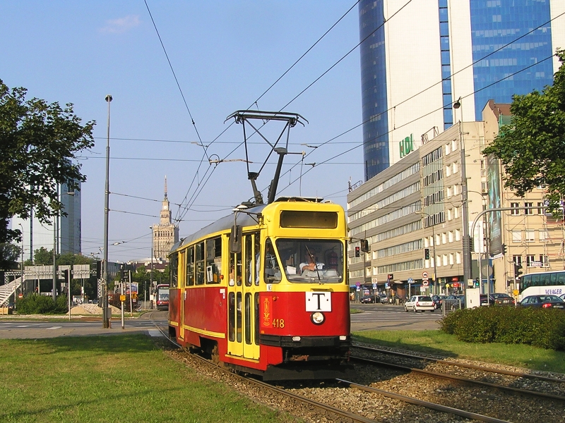 418
"Trzynastkowa" wersja "tetki" na odcinku, gdzie parówki pojawiają się obecnie jedynie w formie nauki jazdy, przejazdów technicznych albo sporadycznie... na linii specjalnej 77.
Słowa kluczowe: 13N 418 T PlacZawiszy 2010 R3