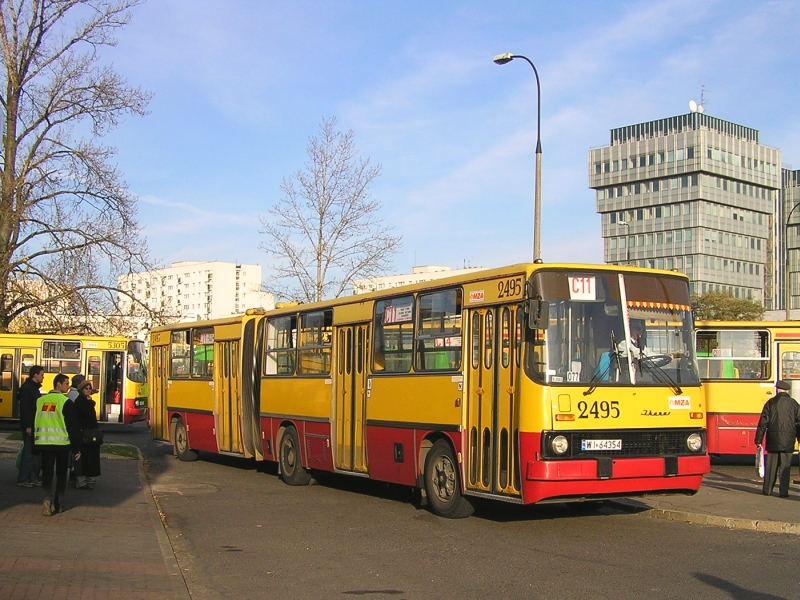 2495
Cmentarna Parada Nieistniejących Ikarusów - odcinek 7: rozikarusowanie.
Słowa kluczowe: IK280 2495 C11 Powązkowska Powązki WS2008