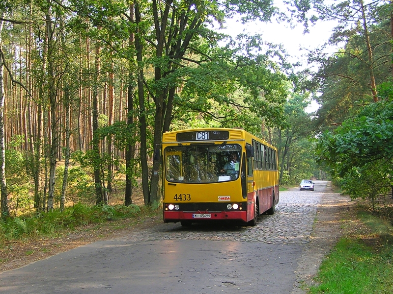 4433
Cztery lata temu, jak widać:
a) w Palmirach zagościły nie tylko Ikarusy;
b) linia C81 nie musiała być "czerwona" :P
Słowa kluczowe: 120M 4433 C81 Palmiry 2008