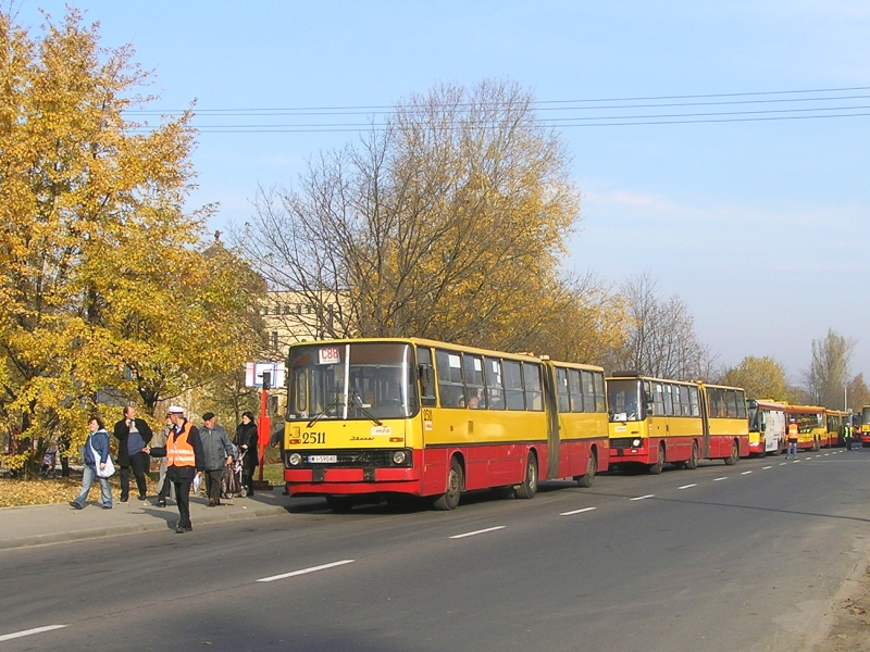 2511
Cmentarna Parada Nieistniejących Ikarusów - odcinek 20: jesienne wspomnienie po Ikarusie.
Słowa kluczowe: IK280 2511 C88 Wóycickiego WS 2008