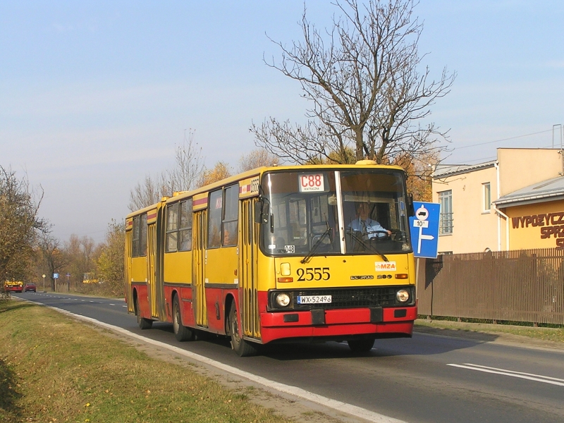 2555
Cmentarna Parada Nieistniejących Ikarusów - odcinek 21: ucięte drzewo.
Słowa kluczowe: IK280 2555 C88 Wólczyńska WS2008