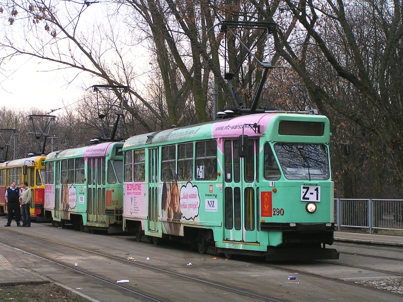 290+563
Zetka w wersji a la "zzieleniała parówka"...

BTW. W sumie pokrętny, bo pokrętny, ale ciąg metaforyczno-symboliczno-logiczny całości jest zachowany. Po spożyciu zielonej parówki czeka cię NFZ ;)
Słowa kluczowe: 13N 290+563 Z-1 RatuszowaZoo 2009 R3