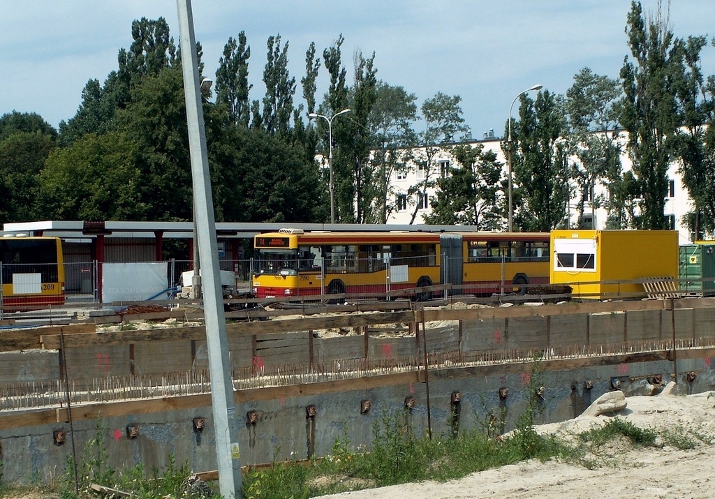 7990
Ależ się działo! Dobrze, wiem... płot, zad ucięty, uprzedzałem - pięknie nie będzie ;-) Ale też... Kraniec HUTA na ostatniej prostej przed zejściem i dziura na metro. Ma chyba swoją wartość?
Słowa kluczowe: M181M 7990 114 HUTA MetroMłociny