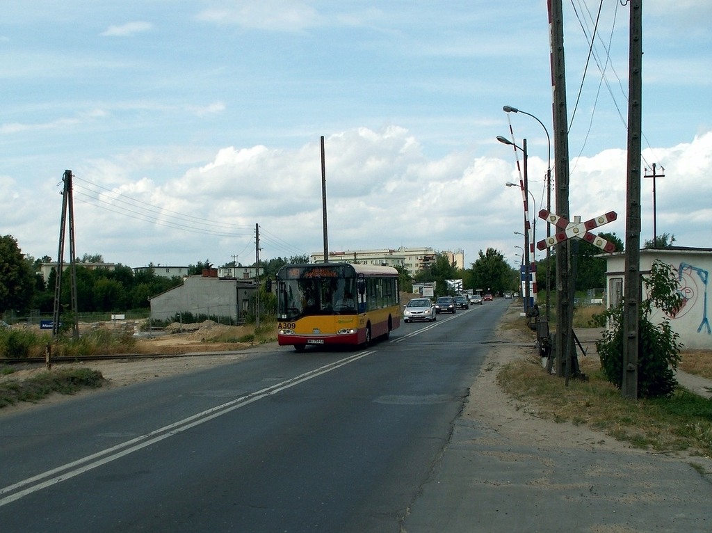 A309
Dziś węzeł "Lazurowa" w ciągu trasy S-8... A właściwie "alei Obrońców Grodna". 
Wtedy - niegodny żadnego z tego imienia miks: kiepskiego asfaltu, błota, płyt betonowych i krzywych torów.
Słowa kluczowe: SU10 A309 149 Lazurowa