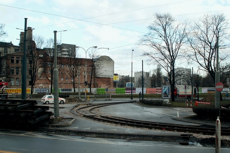 aleja "Solidarności", tor tymczasowy RATUSZ-ARSENAŁ
To było raptem parę miesięcy (15.03.-10.05.2009), ale były to miesiące znaczące... TAKI tor tymczasowy! (a przecież do tej pory absolutnie "nie-dało-się"!!!) ;-)) No i... Krajobraz. Już nie do powtórzenia...
Słowa kluczowe: tor alejaSolidarności pętla 2009 2009