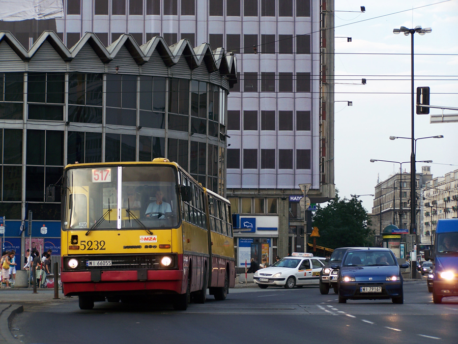 5232
Wraz z ostatnim ikarusem skończyły się czasy manualnej klimatyzacji dla kierowcy osiąganej poprzez otwarcie połówki drzwi... :D
Słowa kluczowe: IK280 5232 517 rondoDmowskiego