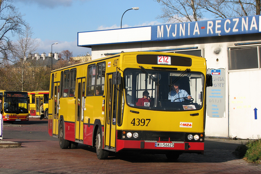 4397
Ładny to był kwadrat, szkoda że tak smutno skończył. A skończył na śmierciarce - [url]http://www.omni-bus.eu/warsztat/displayimage.php?pos=-19464[/url]

Słowa kluczowe: 120M 4397 212 Powązki WS2007