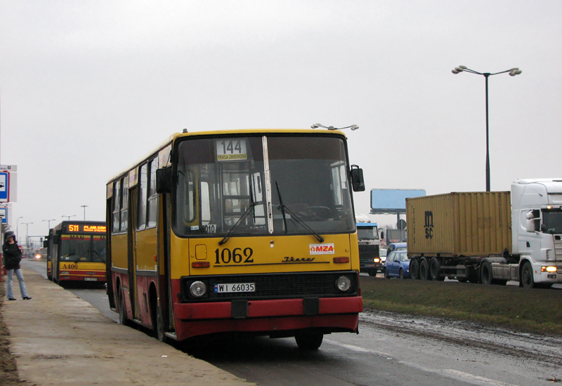 1062
Ale to był fajny wóz. Piec podczas mrozów włączało się tylko na chwilę żeby trochę nagrzać, bo oczy szczypały od spalin. I to współczucie którejś kobiety przy kolejnym zakręcie okupionym wyciem kierownicy i donośnym zgrzycie lewarem: "ja to Panu współczuję takim starym złomem jeździć". Do tego ta brygada wykonywała wtedy podjazd pod Czajkę. 

Tak złapała mnie nostalgia po dzisiejszym przypadkowym trafieniu 1299 :)

prod. 1983 / kasacja 2009
Słowa kluczowe: IK260 1062 144 DąbrówkaSzlachecka 2008